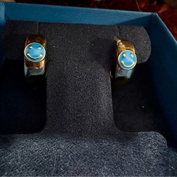 NWOT 18K White Gold Plated Blue Smily Face Huggies Pierced Earrings - Picture 3 of 3